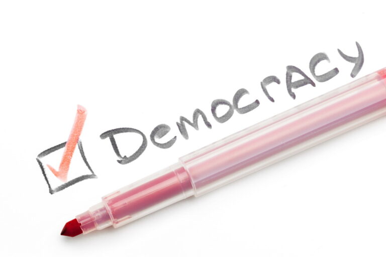 La Democrazia è Davvero la Forma di Governo Ideale? Riflessioni su Alternative Possibili