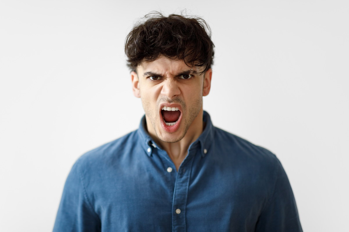 La Cultura dell'Offesa: Come il Vittimismo sta Soffocando il Dibattito