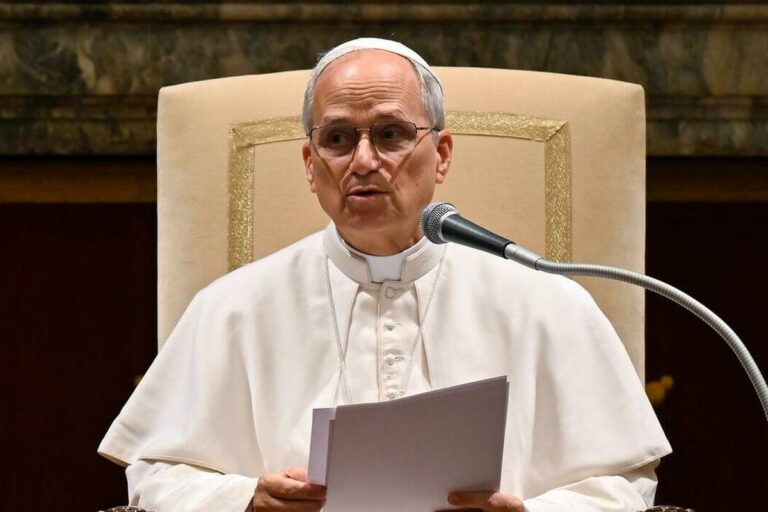 Papa Leone XIV, l'urto delle aspettative tra icone anti Trump e guardiano del dogma