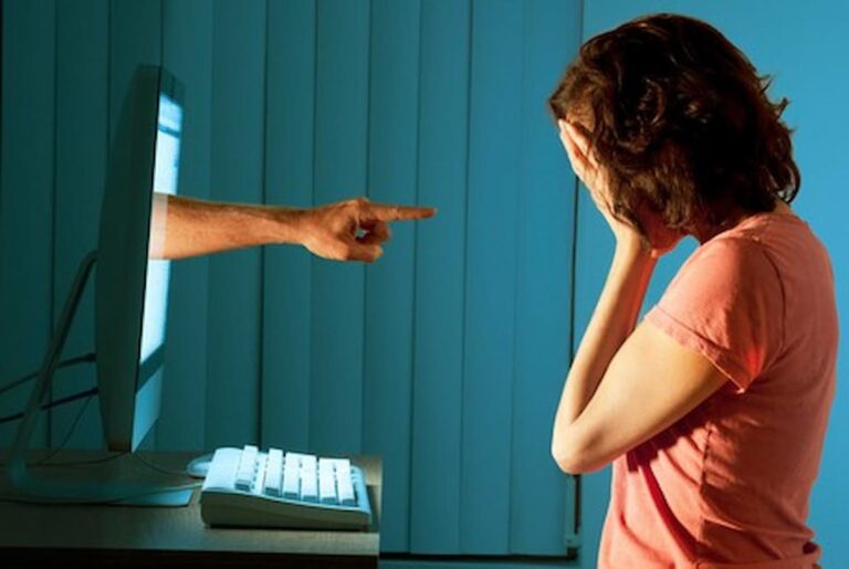 L’ipocrisia al potere: l’assessora contro il cyberbullismo che diventa hater