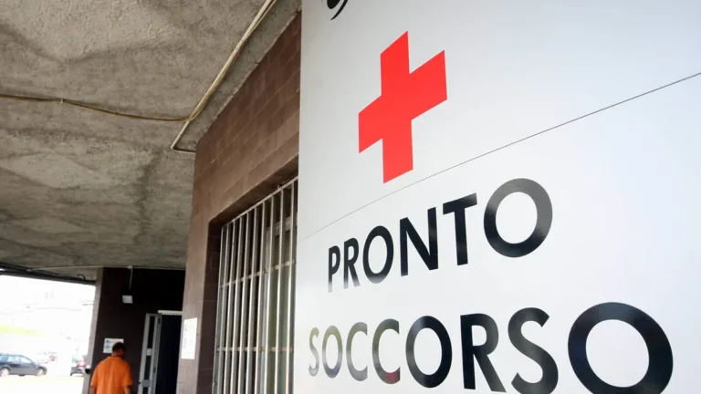 Morire in attesa: perché la sanità “universale” italiana seleziona chi si salva