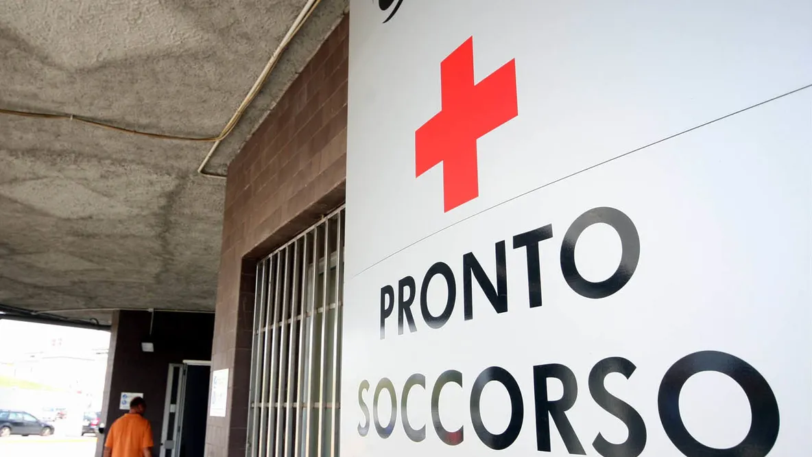 Morire in attesa: perché la sanità “universale” italiana seleziona chi si salva